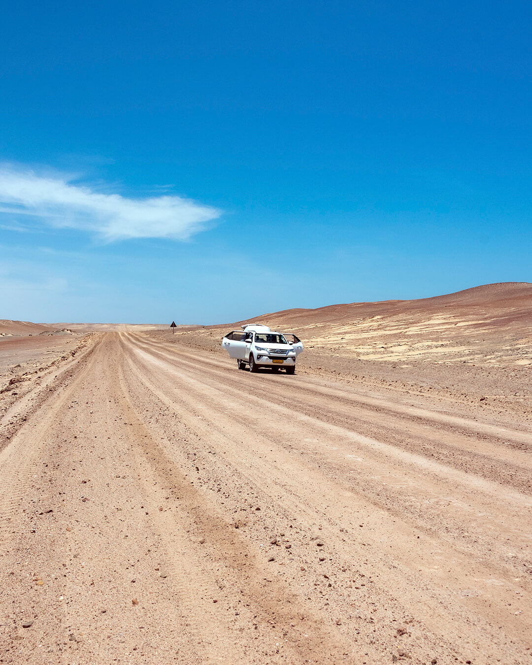 Vehículo 4x4 en una pista del desierto durante un viaje self-drive por Namibia