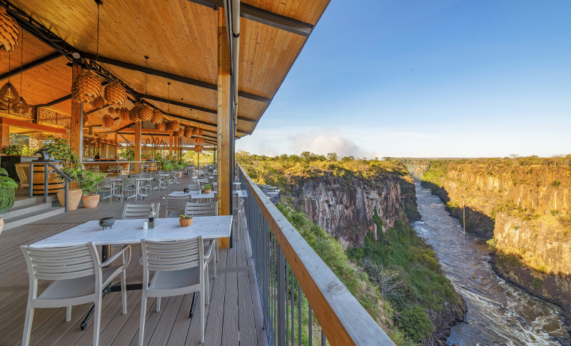 Terraza de The Lookout Café sobre la garganta de Batoka, con el río Zambeze al fondo del desfiladero